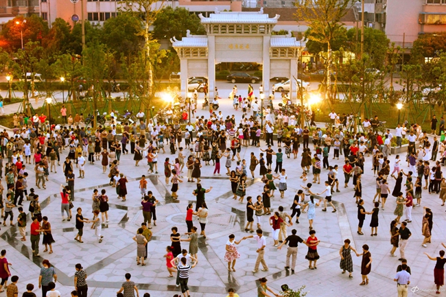 Enciclopedia de la cultura china: Bailes de acondicionamiento al aire libre 广场舞1