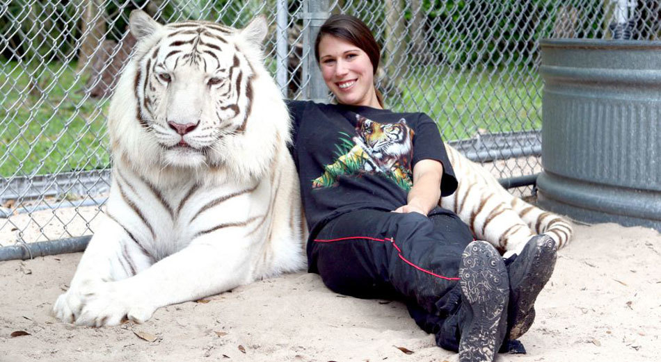 Mujer estadounidense tiene dos tigres en su jardín y duerme con ellos 