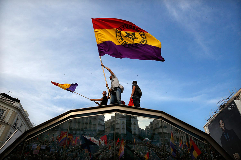 Toman las calles de España para exigir el fin de la monarquía_Spanish ...