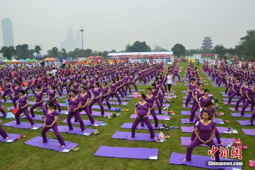 Más de 500 chinas embarazadas marcan nuevo récord Guiness practicando yoga juntas7