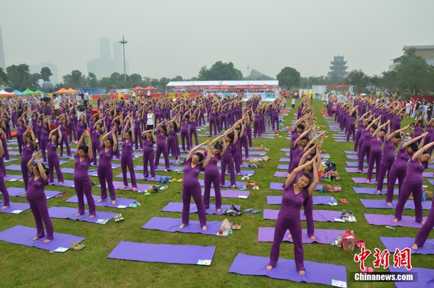 Más de 500 chinas embarazadas marcan nuevo récord Guiness practicando yoga juntas5