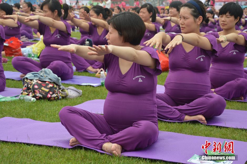 Más de 500 chinas embarazadas marcan nuevo récord Guiness practicando yoga juntas4