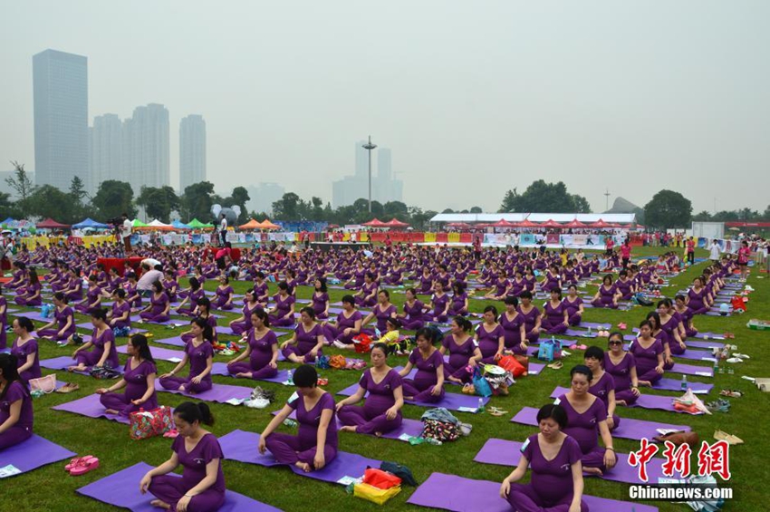 Más de 500 chinas embarazadas marcan nuevo récord Guiness practicando yoga juntas3