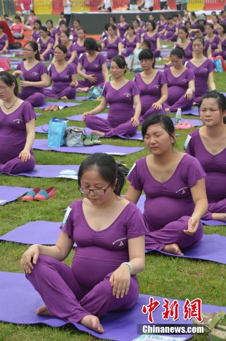 Más de 500 chinas embarazadas marcan nuevo récord Guiness practicando yoga juntas1