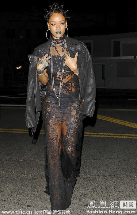 Famosa y tendencia: falda transparente con lencería sexy 