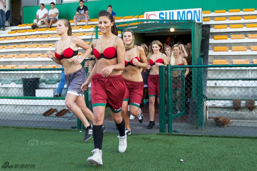 Bellezas bélgicas juegan en la cancha de fútbol3