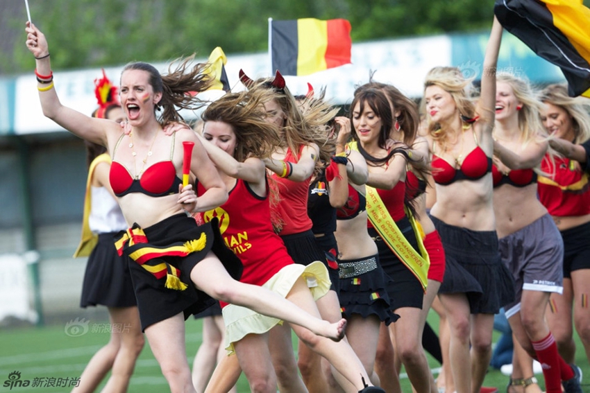 Bellezas bélgicas juegan en la cancha de fútbol9