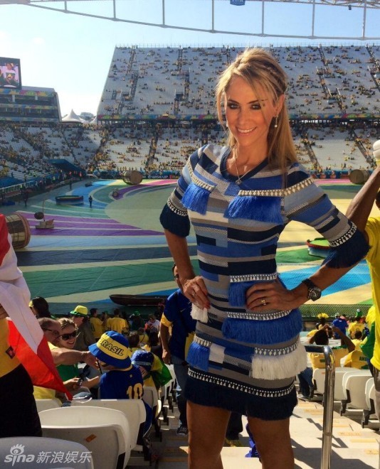 Sexy presentadora mexicana Inés Sainz brilla el campo del Mundial 2014 Brasil 