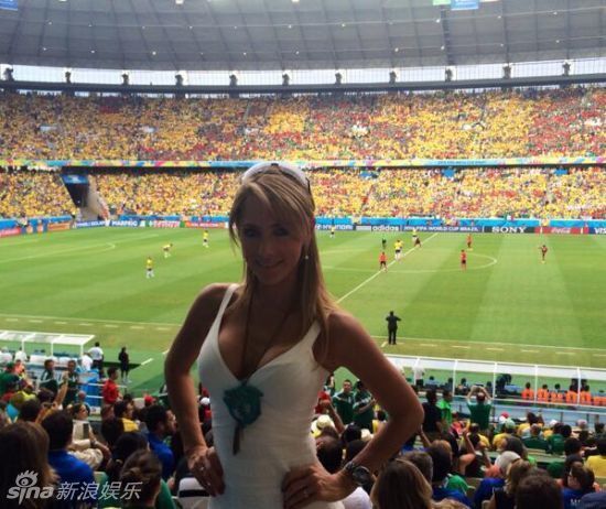 Sexy presentadora mexicana Inés Sainz brilla en el capo del Mundial 2014 Brasil 