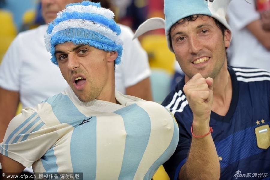 Aficionados hombres con ‘pechos gigantes’