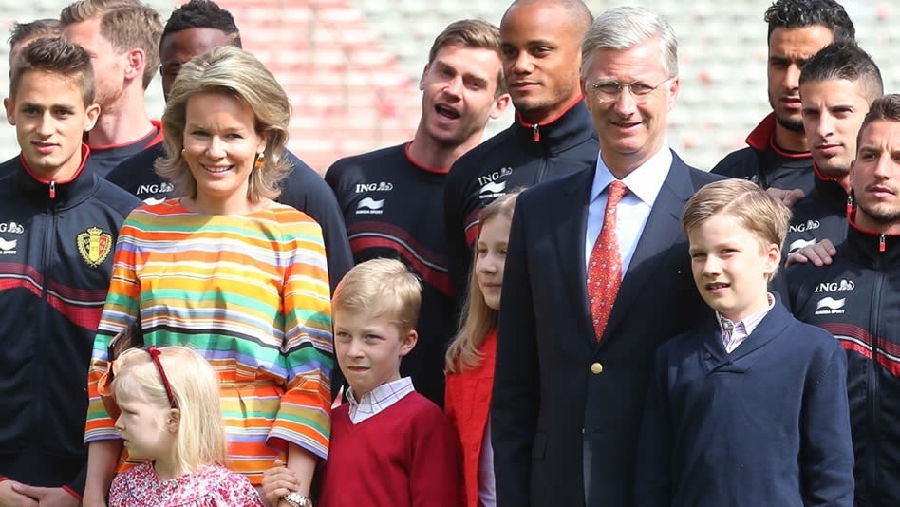 La heredera al trono de Bélgica ocupado ahora por el rey Felipe, es Isabel (de rojo), de 12 años. La heredera al trono de Bélgica ocupado ahora por el rey Felipe, es Isabel (de rojo), de 12 años.