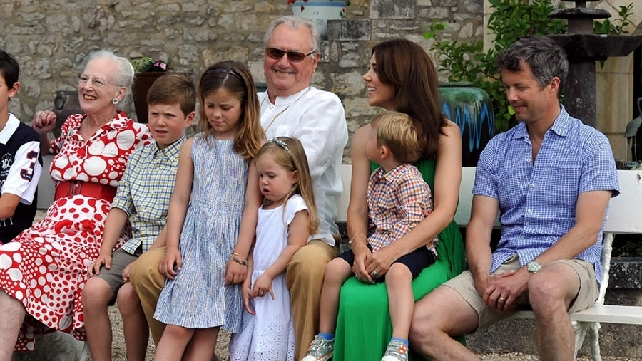 En la monarquía de Dinamarca, encabezada por la reina Margarita II (de blanco y rojo), quien heredará el trono es Federico (izquierda), de 46 años.
