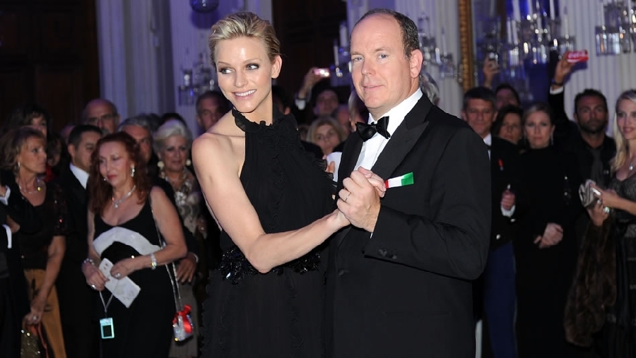 Alberto II de Mónaco y su esposa Charlene están esperando su primer hijo, que sería su heredero. Alberto II de Mónaco y su esposa Charlene están esperando su primer hijo, que sería su heredero.