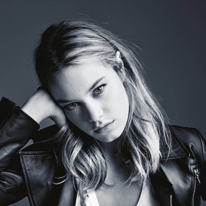 La hermosa ángel Camille Rowe posa con estilo4