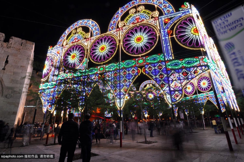 Luces iluminantes adornan la ciudad de Jerusalén5