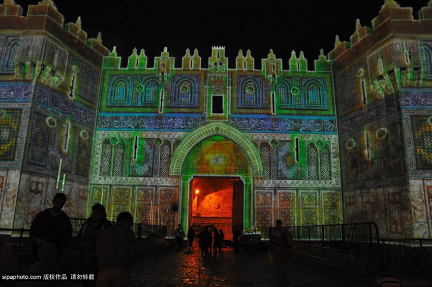 Luces iluminantes adornan la ciudad de Jerusalén6