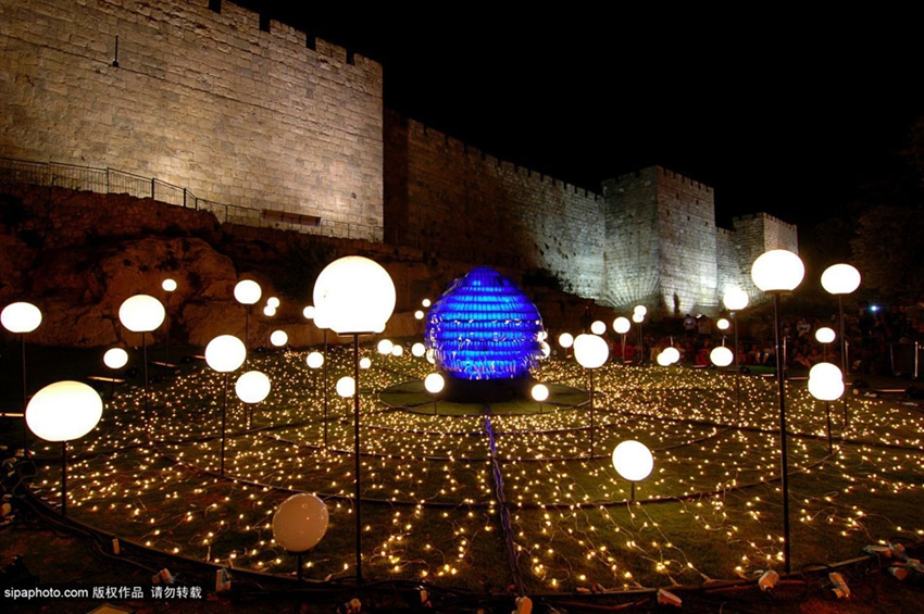 Luces iluminantes adornan la ciudad de Jerusalén1