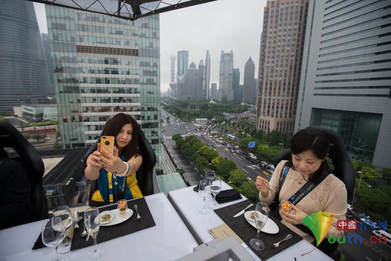 Dinner in the Sky causa sensación en Shanghái