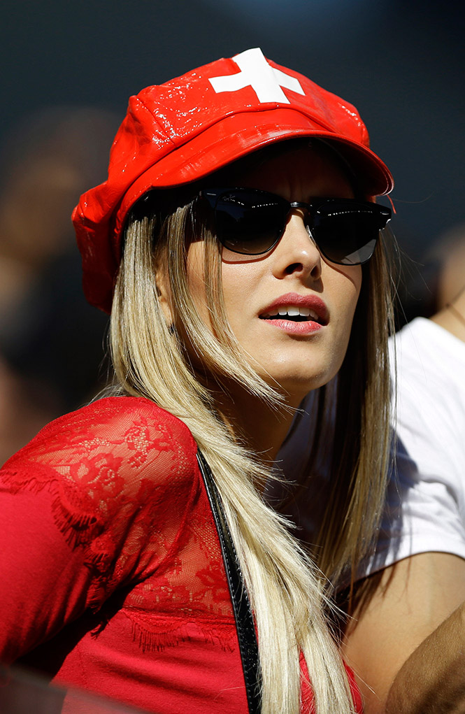 Las aficionadas suizas lucen su belleza en el Estadio Arena de Sao Paulo