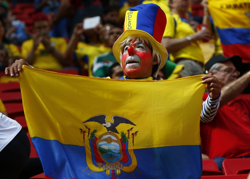 Bandera, gorro y disfraz de payaso, todo por Ecuador