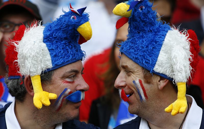 Dos aficionados franceses se sonríen bigote incluido