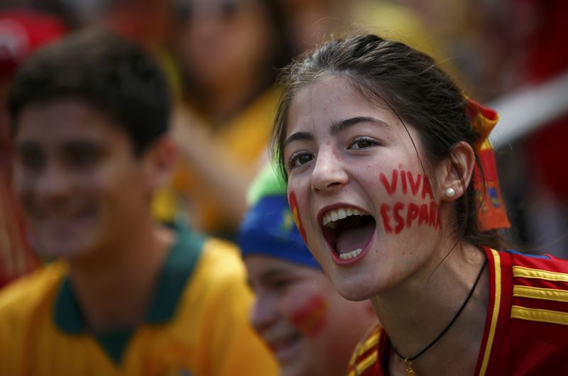 Viva España luce en su mejilla esta joven aficionada