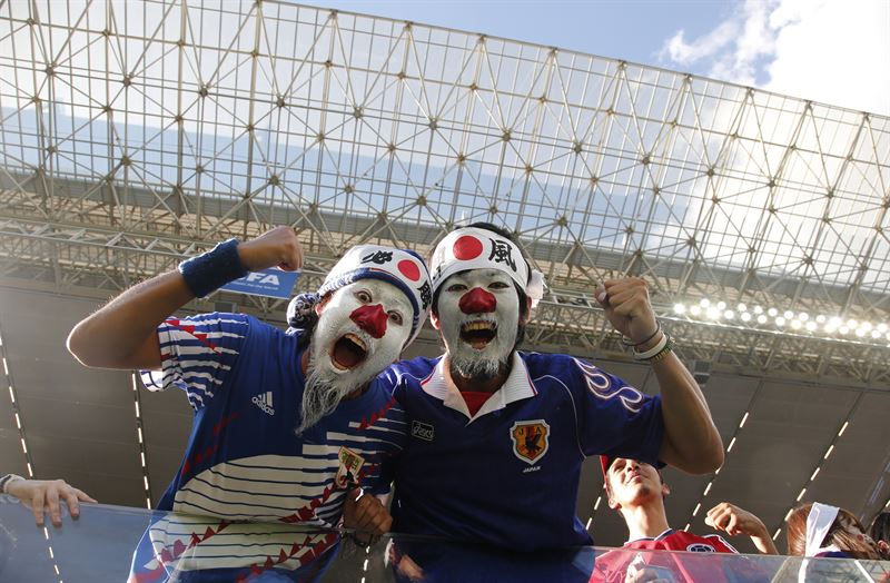 La bandera de Japón sobre la cara y bandana samurai