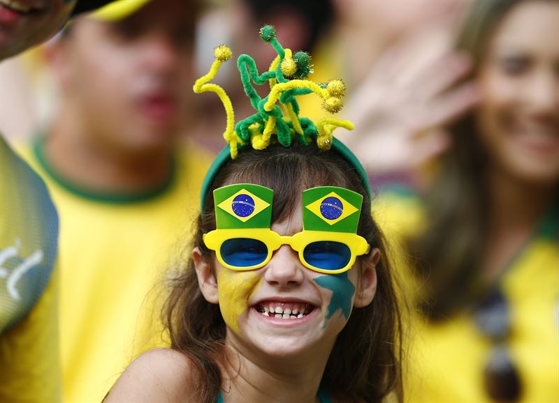 Feliz con sus gafas de Brasil