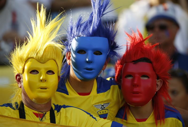  Máscaras y pelucas para formar la bandera de Ecuador