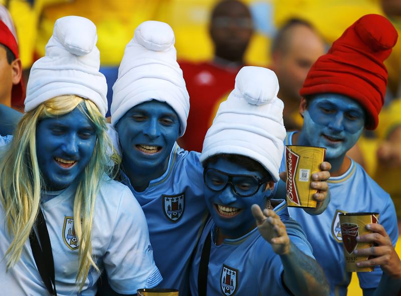 La familia pitufo, hinchas de Uruguay