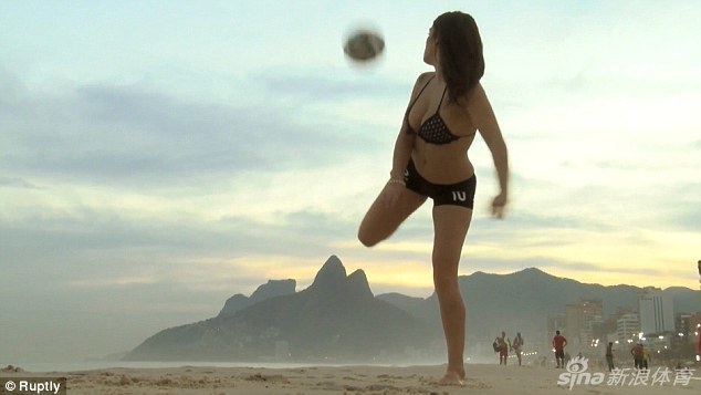 La modelo argentina Fiorella Castillo juega al fútbol en bikini