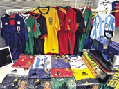 Arrestan en China a 10 personas por falsificar camisetas de Copa Mundial