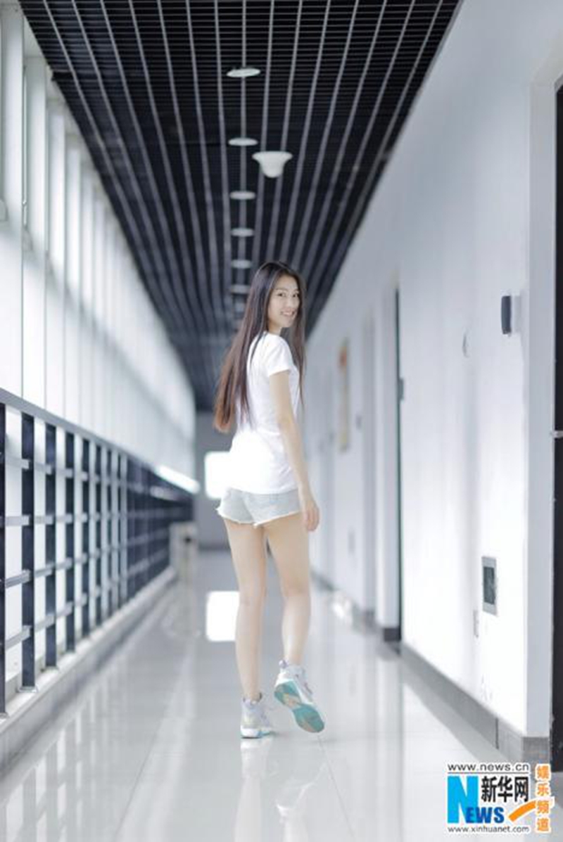Diosa de la Academia de Cine de Beijing posa para fotos de graduación