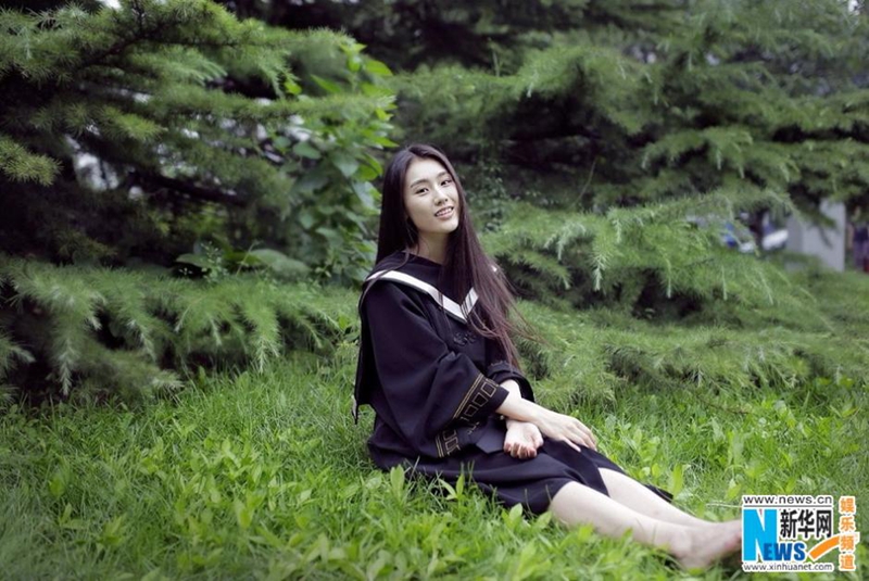 Diosa de la Academia de Cine de Beijing posa para fotos de graduación