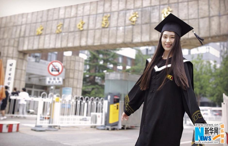 Diosa de la Academia de Cine de Beijing posa para fotos de graduación