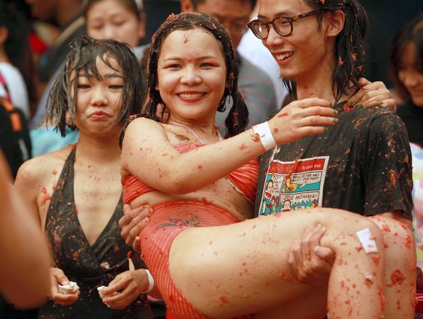Beijing celebra su primera 'Tomatina' 11