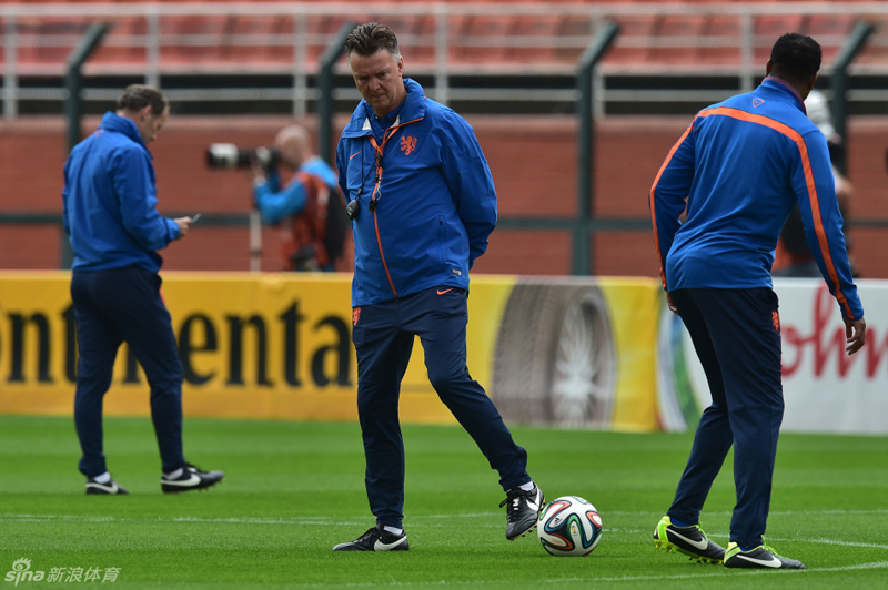 Van Gaal duda de De Jong y Vlaar para semifinal con Argentina 1