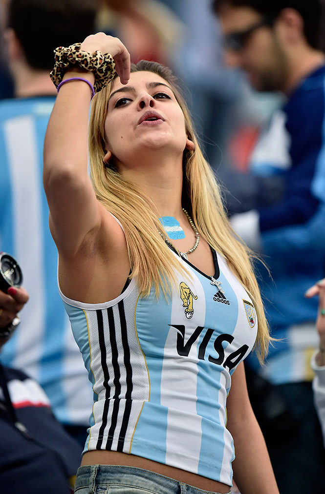 Holandesas y argentinas embellecen la Arena do Sao Paulo