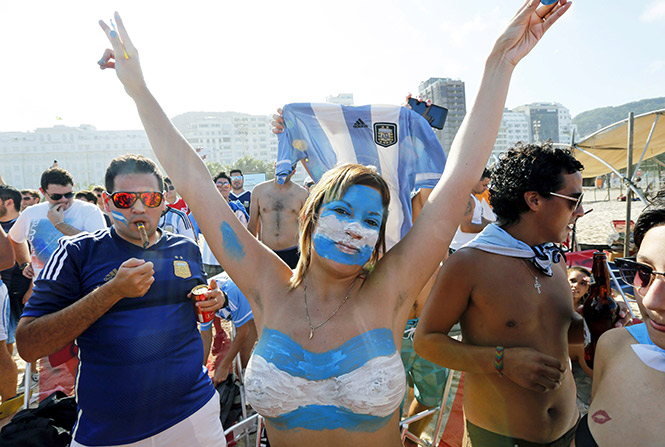 Holandesas y argentinas embellecen la Arena do Sao Paulo