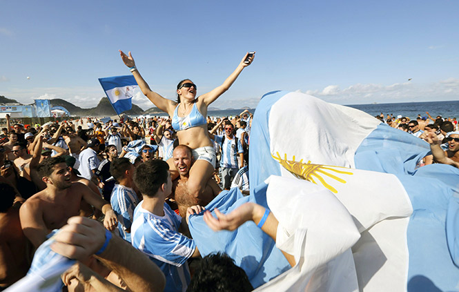 Holandesas y argentinas embellecen la Arena do Sao Paulo