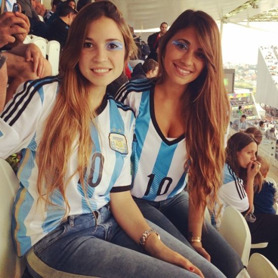 Fotos sexys de Antonella animando a la selección argentina