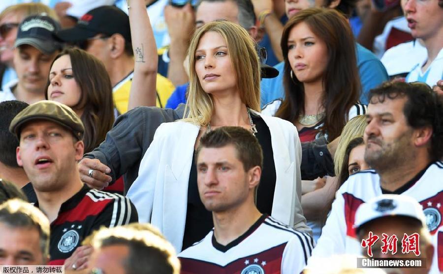 Celebra el campeón del mundo la selección alemana junto con las esposas sexys