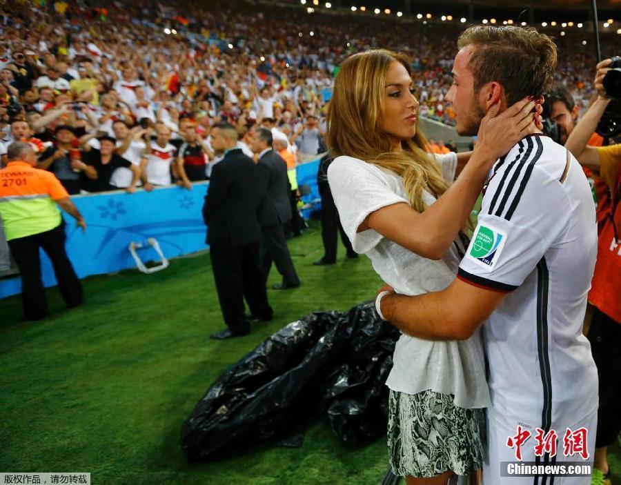 Celebra el campeón del mundo la selección alemana junto con las esposas sexys