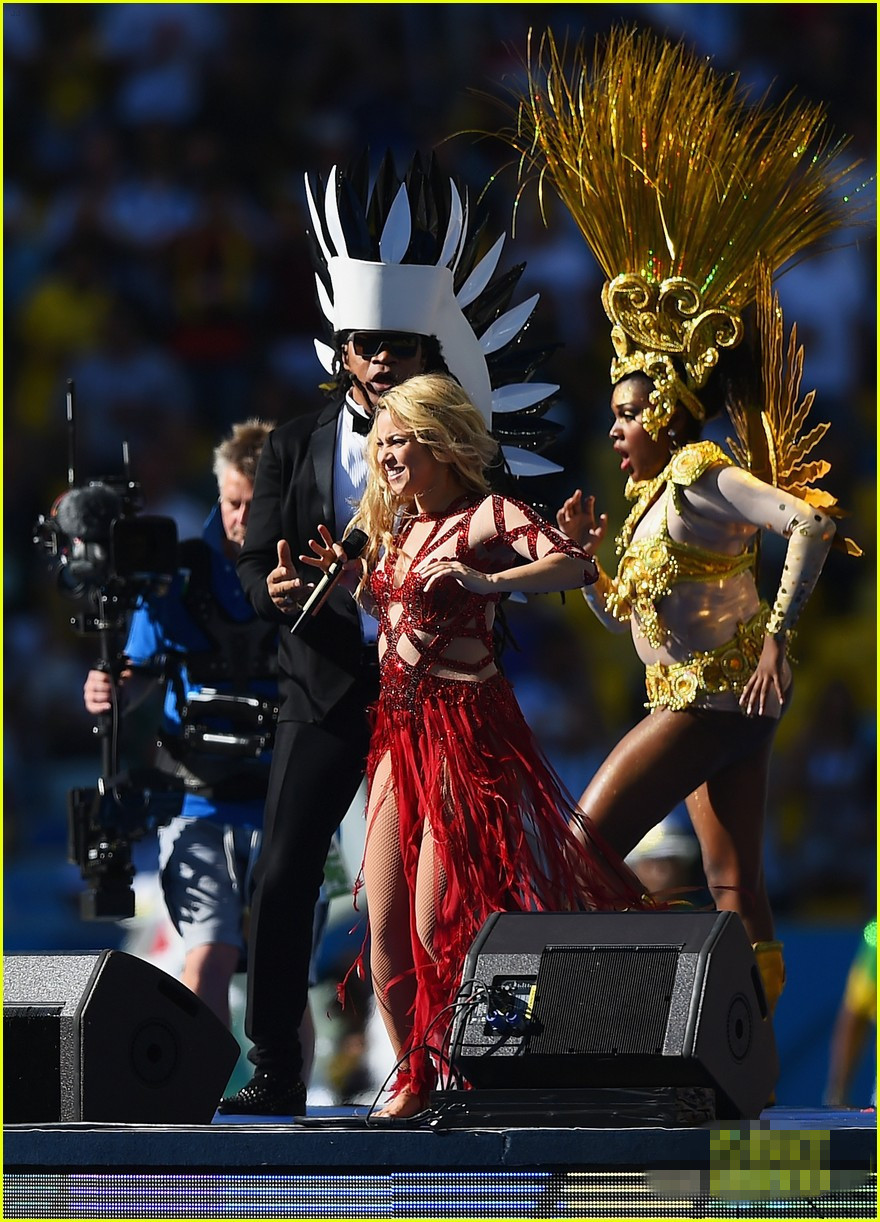 Caliente Shakira le pone ritmo a la clausura de Brasil 2014 con su hijo chulo