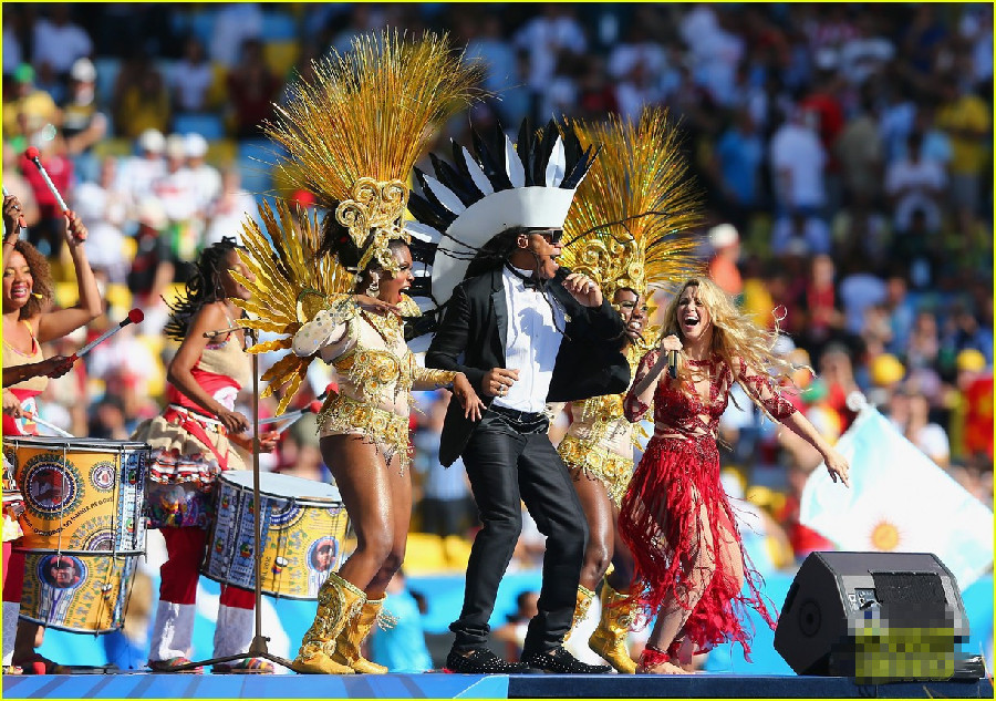 Caliente Shakira le pone ritmo a la clausura de Brasil 2014 con su hijo chulo