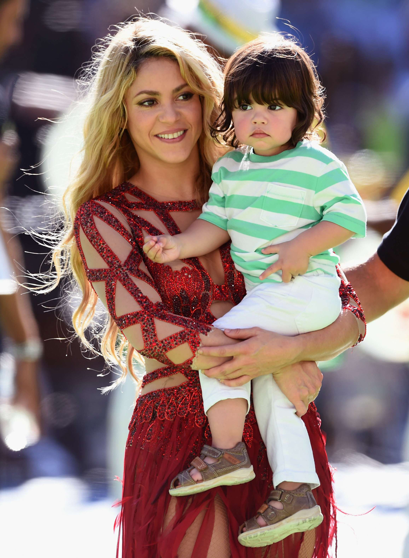 Shakira enciende Maracaná con su hijo Milan Piqué en la ceremonia de clausura 66