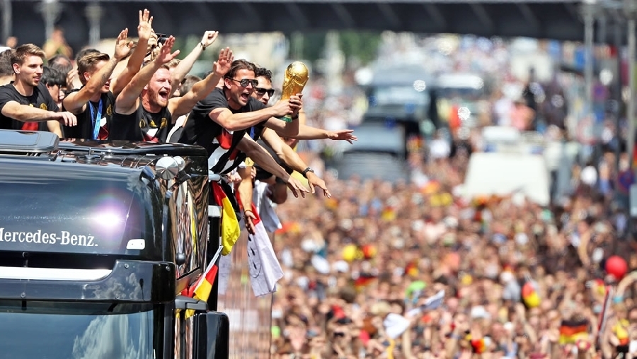 Miles de alemanes reciben a los campeones del mundo