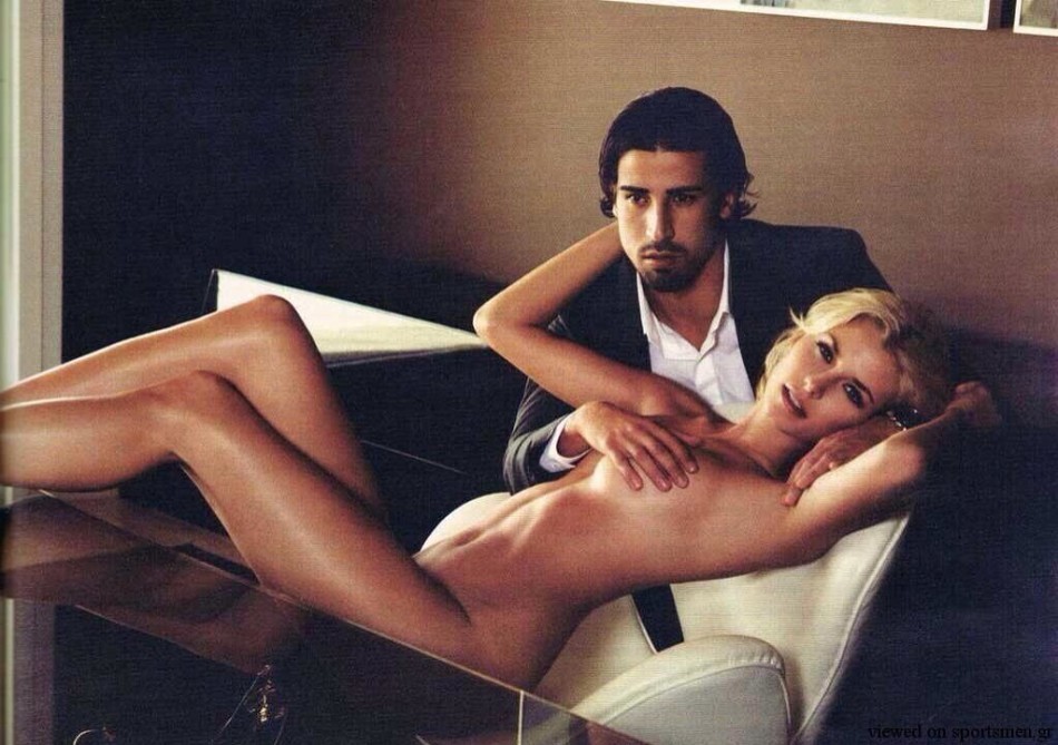 Sami Khedira posa junto con su novia desnuda 1