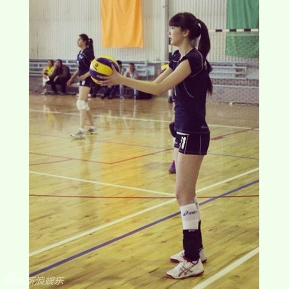 Altynbekova Sabina, jugadora de voleibol de Kazajstán tiene piernas largas de 1,2 metros