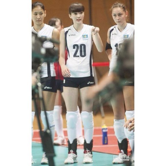 Altynbekova Sabina, jugadora de voleibol de Kazajstán tiene piernas largas de 1,2 metros